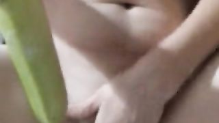 Brunetta italiana si scopa con una grossa banana