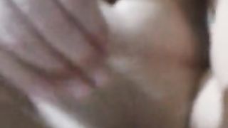 Brunetta italiana si scopa con una grossa banana