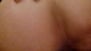 Bruna cavalca nuda un bel pisellone