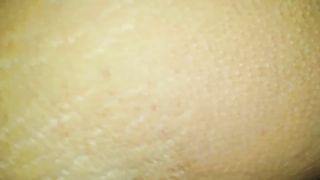 Alla zoccola piace farsi toccare la fregna