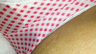 Alla zoccola piace farsi toccare la fregna