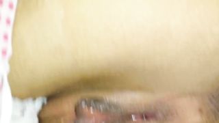 Alla zoccola piace farsi toccare la fregna