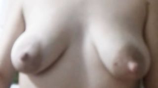 Si masturba sulla lavatrice...