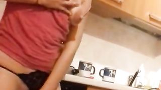 Le piace masturbarsi in cucina