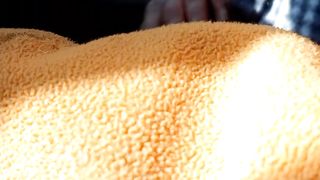 Mostro il cazzo in auto a vecchia autostoppista