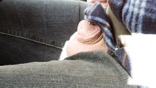 Mostro il cazzo in auto a vecchia autostoppista