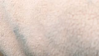 Mostro il cazzo in auto a vecchia autostoppista