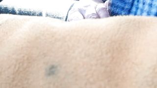 Mostro il cazzo in auto a vecchia autostoppista