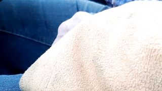 Mostro il cazzo in auto a vecchia autostoppista