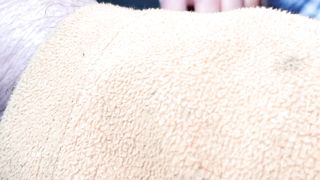 Mostro il cazzo in auto a vecchia autostoppista