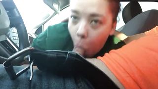 Fidanzatina spompina in auto il suo ragazzo