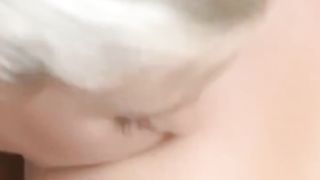 Belle lesbiche si baciano e si masturbano