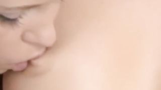 Belle lesbiche si baciano e si masturbano