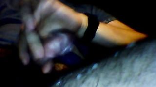 Il mio cazzo sborra sulle mie gambe