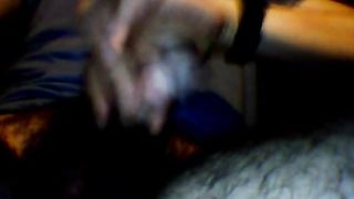 Il mio cazzo sborra sulle mie gambe