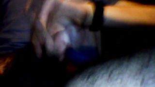 Il mio cazzo sborra sulle mie gambe