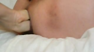 Una mia amica mi masturba con un dildo