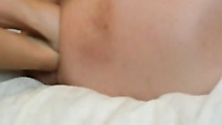 Una mia amica mi masturba con un dildo