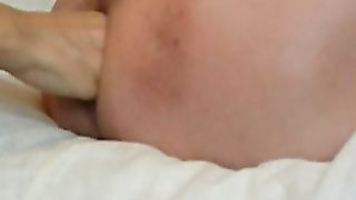 Una mia amica mi masturba con un dildo