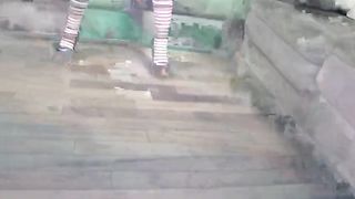 Calda mora tettona succhia e scopa sul divano