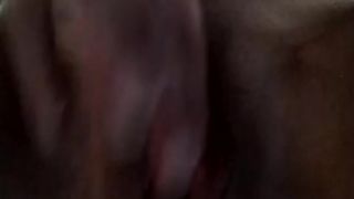 Mentre mi pensa si sgrilletta la figa