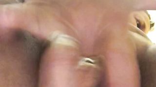 Mi sditalino la passera pelosa nel bagno