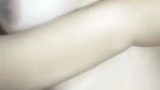 Giovane studentessa ama mostrare il suo corpo e masturbarsi