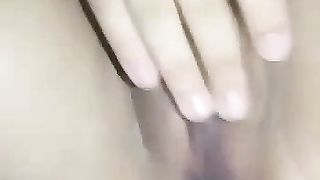 Giovane studentessa ama mostrare il suo corpo e masturbarsi