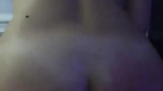 Giovane troietta cavalca cazzo italiano