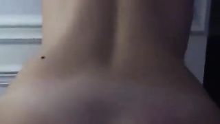 Giovane troietta cavalca cazzo italiano