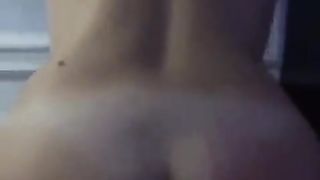 Giovane troietta cavalca cazzo italiano