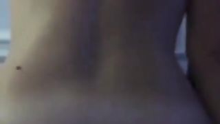 Giovane troietta cavalca cazzo italiano