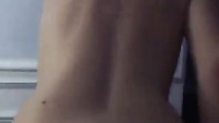 Giovane troietta cavalca cazzo italiano