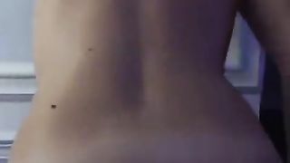 Giovane troietta cavalca cazzo italiano