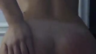 Giovane troietta cavalca cazzo italiano