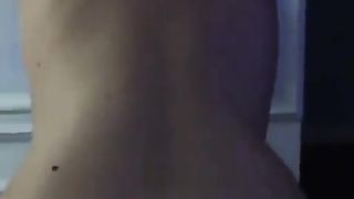 Giovane troietta cavalca cazzo italiano