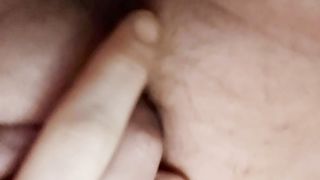 Mi masturbo il culo e succhio la zucchina