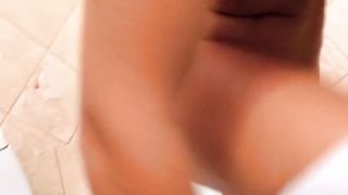 Due teenager in vasca