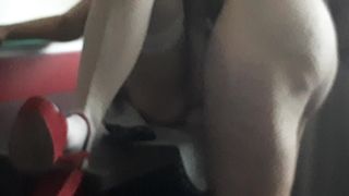 Moglie in calore si fa scopare sul tavolo