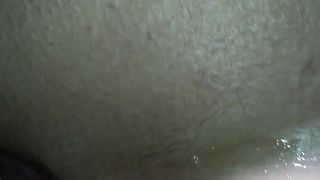 Vuole sentire la sborra che le cola giù...