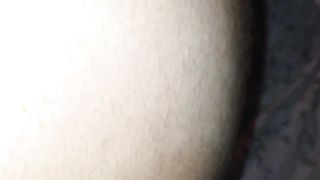 Vuole sentire la sborra che le cola giù...