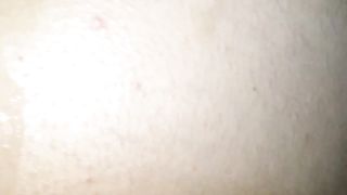 Vuole sentire la sborra che le cola giù...