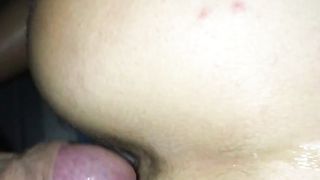 Vuole sentire la sborra che le cola giù...