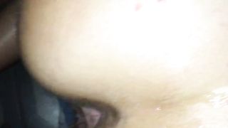 Vuole sentire la sborra che le cola giù...