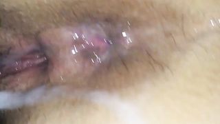 Vuole sentire la sborra che le cola giù...