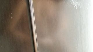 La mia troia che si depila la figa in doccia