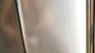 La mia troia che si depila la figa in doccia