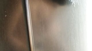 La mia troia che si depila la figa in doccia