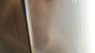 La mia troia che si depila la figa in doccia