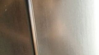 La mia troia che si depila la figa in doccia